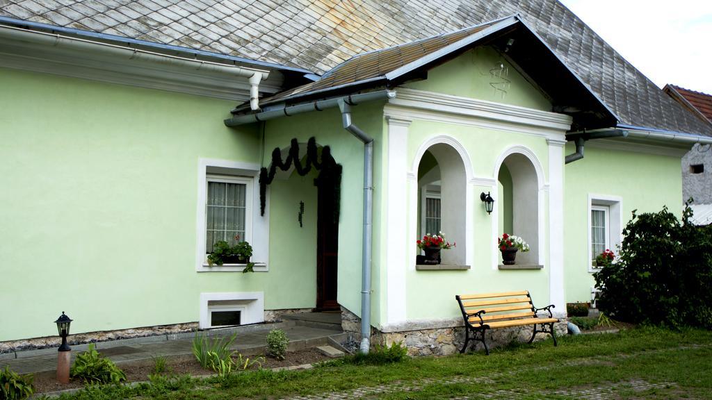 Zemianska Kuria Vachtar Hotel Kralova Lehota ภายนอก รูปภาพ